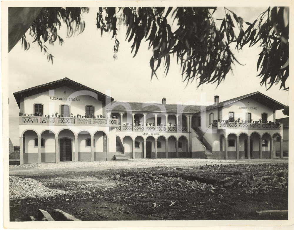 1937 SAN VINCENZO (LI) Villa DONORATICO Conti SERRISTORI - Case coloniche *Foto  Rara e pregevole fotografia, originale d'epoca, che ritrae le case coloniche situate nella tenuta e dedicate ad Alessandra Strozzi, Albiera de' Bardi e Senatore Averardo I.Didascalia manoscritta al verso.FOTOGRAFO: Lando Civilini - Piombino FAIR/discreto piccole piegature angolari e lievi  rigature superficiali Formato: 23x17 cm originale e autentica 1