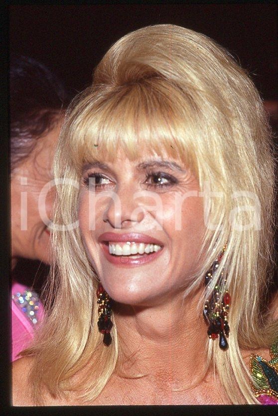 Ivana TRUMP Ritratto dell'imprenditrice 1985 ca - 35mm vintage slide (5) Diapositiva originale, in formato 35 mm.Per i diritti rivolgersi a ICharta.E' severamente vietata la riproduzione. Tutti i diritti sono riservati.ICharta mette in vendita, sul negozio eBay e in esclusiva sul sito "icharta" il proprio archivio composto da numerose diapositive e negativi fotografici d'epoca, tutti originali e autentici, che attraversano la storia del costume tra la fine degli anni Sessanta e Novanta.Si tratta di uno sguardo inedito sull'attualità , la politica, la vita quotidiana, il gossip e la cultura, che fotografa il cambiamento della nazione in quest'ultimo scorcio del XX secolo.Un'occasione unica per il mercato del collezionismo, che vede finalmente disponibile un archivio eccezionale per vastità , tematiche e condizioni, in un settore (il negativo fotografico e la diapositiva) di assoluta novità e dalle interessanti prospettive di investimento. GOOD/buono   originale e autentica 1