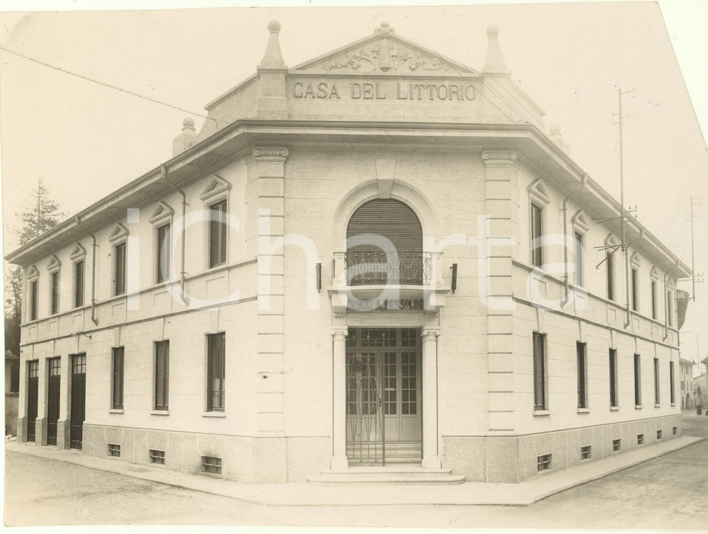 1932 DESIO Casa del Fascio "Arnaldo Mussolini" - Facciata *Foto DANNEGGIATA  Fotografia originale d'epoca, che mostra l'edificio situato nell'attuale via Matteotti a Desio. POOR/danneggiato mancanza angolare; margini leggermente rifilati Formato: 21x16 cm originale e autentica 1