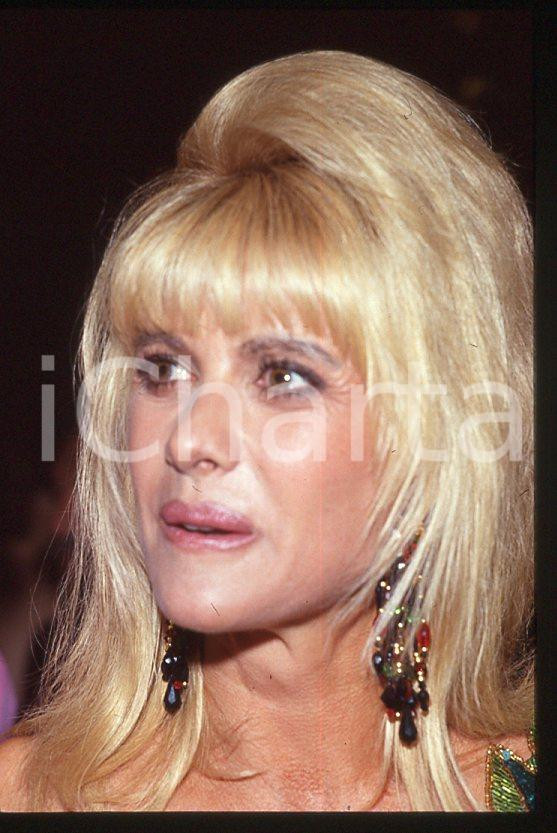 Ivana TRUMP Ritratto dell'imprenditrice 1985 ca - 35mm vintage slide (6) Diapositiva originale, in formato 35 mm.Per i diritti rivolgersi a ICharta.E' severamente vietata la riproduzione. Tutti i diritti sono riservati.ICharta mette in vendita, sul negozio eBay e in esclusiva sul sito "icharta" il proprio archivio composto da numerose diapositive e negativi fotografici d'epoca, tutti originali e autentici, che attraversano la storia del costume tra la fine degli anni Sessanta e Novanta.Si tratta di uno sguardo inedito sull'attualità , la politica, la vita quotidiana, il gossip e la cultura, che fotografa il cambiamento della nazione in quest'ultimo scorcio del XX secolo.Un'occasione unica per il mercato del collezionismo, che vede finalmente disponibile un archivio eccezionale per vastità , tematiche e condizioni, in un settore (il negativo fotografico e la diapositiva) di assoluta novità e dalle interessanti prospettive di investimento. GOOD/buono   originale e autentica 1