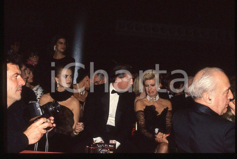 Ivana e Donald TRUMP Ritratto 1985 ca - 35mm vintage slide Diapositiva originale, in formato 35 mm.Per i diritti rivolgersi a ICharta.E' severamente vietata la riproduzione. Tutti i diritti sono riservati.ICharta mette in vendita, sul negozio eBay e in esclusiva sul sito "icharta" il proprio archivio composto da numerose diapositive e negativi fotografici d'epoca, tutti originali e autentici, che attraversano la storia del costume tra la fine degli anni Sessanta e Novanta.Si tratta di uno sguardo inedito sull'attualità , la politica, la vita quotidiana, il gossip e la cultura, che fotografa il cambiamento della nazione in quest'ultimo scorcio del XX secolo.Un'occasione unica per il mercato del collezionismo, che vede finalmente disponibile un archivio eccezionale per vastità , tematiche e condizioni, in un settore (il negativo fotografico e la diapositiva) di assoluta novità e dalle interessanti prospettive di investimento. GOOD/buono   originale e autentica 1