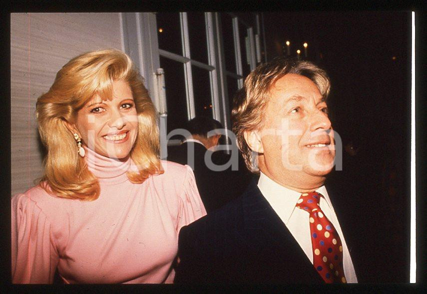 Ivana TRUMP Ritratto dell'imprenditrice 1985 ca - 35mm vintage slide (10) Diapositiva originale, in formato 35 mm.Per i diritti rivolgersi a ICharta.E' severamente vietata la riproduzione. Tutti i diritti sono riservati.ICharta mette in vendita, sul negozio eBay e in esclusiva sul sito "icharta" il proprio archivio composto da numerose diapositive e negativi fotografici d'epoca, tutti originali e autentici, che attraversano la storia del costume tra la fine degli anni Sessanta e Novanta.Si tratta di uno sguardo inedito sull'attualità , la politica, la vita quotidiana, il gossip e la cultura, che fotografa il cambiamento della nazione in quest'ultimo scorcio del XX secolo.Un'occasione unica per il mercato del collezionismo, che vede finalmente disponibile un archivio eccezionale per vastità , tematiche e condizioni, in un settore (il negativo fotografico e la diapositiva) di assoluta novità e dalle interessanti prospettive di investimento. GOOD/buono   originale e autentica 1