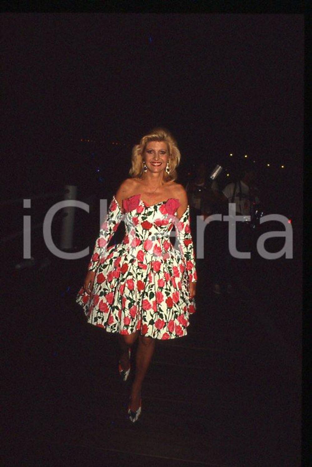 Ivana TRUMP Ritratto dell'imprenditrice 1985 ca - 35mm vintage slide (7) Diapositiva originale, in formato 35 mm.Per i diritti rivolgersi a ICharta.E' severamente vietata la riproduzione. Tutti i diritti sono riservati.ICharta mette in vendita, sul negozio eBay e in esclusiva sul sito "icharta" il proprio archivio composto da numerose diapositive e negativi fotografici d'epoca, tutti originali e autentici, che attraversano la storia del costume tra la fine degli anni Sessanta e Novanta.Si tratta di uno sguardo inedito sull'attualità , la politica, la vita quotidiana, il gossip e la cultura, che fotografa il cambiamento della nazione in quest'ultimo scorcio del XX secolo.Un'occasione unica per il mercato del collezionismo, che vede finalmente disponibile un archivio eccezionale per vastità , tematiche e condizioni, in un settore (il negativo fotografico e la diapositiva) di assoluta novità e dalle interessanti prospettive di investimento. GOOD/buono   originale e autentica 1