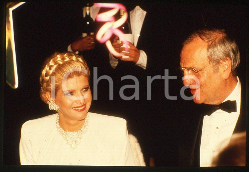 Ivana TRUMP Lee IACOCCA 1985 ca - 35mm vintage slide Diapositiva originale, in formato 35 mm.Per i diritti rivolgersi a ICharta.E' severamente vietata la riproduzione. Tutti i diritti sono riservati.ICharta mette in vendita, sul negozio eBay e in esclusiva sul sito "icharta" il proprio archivio composto da numerose diapositive e negativi fotografici d'epoca, tutti originali e autentici, che attraversano la storia del costume tra la fine degli anni Sessanta e Novanta.Si tratta di uno sguardo inedito sull'attualità , la politica, la vita quotidiana, il gossip e la cultura, che fotografa il cambiamento della nazione in quest'ultimo scorcio del XX secolo.Un'occasione unica per il mercato del collezionismo, che vede finalmente disponibile un archivio eccezionale per vastità , tematiche e condizioni, in un settore (il negativo fotografico e la diapositiva) di assoluta novità e dalle interessanti prospettive di investimento. GOOD/buono   originale e autentica 1