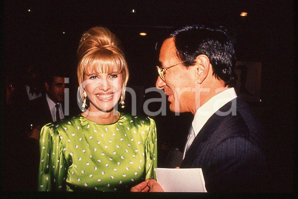 Ivana TRUMP Ritratto dell'imprenditrice 1985 ca - 35mm vintage slide (9) Diapositiva originale, in formato 35 mm.Per i diritti rivolgersi a ICharta.E' severamente vietata la riproduzione. Tutti i diritti sono riservati.ICharta mette in vendita, sul negozio eBay e in esclusiva sul sito "icharta" il proprio archivio composto da numerose diapositive e negativi fotografici d'epoca, tutti originali e autentici, che attraversano la storia del costume tra la fine degli anni Sessanta e Novanta.Si tratta di uno sguardo inedito sull'attualità , la politica, la vita quotidiana, il gossip e la cultura, che fotografa il cambiamento della nazione in quest'ultimo scorcio del XX secolo.Un'occasione unica per il mercato del collezionismo, che vede finalmente disponibile un archivio eccezionale per vastità , tematiche e condizioni, in un settore (il negativo fotografico e la diapositiva) di assoluta novità e dalle interessanti prospettive di investimento. GOOD/buono   originale e autentica 1