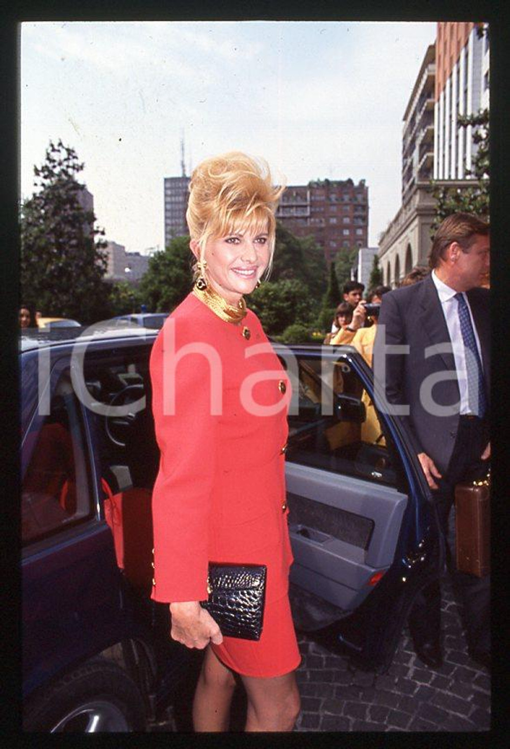 Ivana TRUMP Ritratto dell'imprenditrice 1985 ca - 35mm vintage slide (13) Diapositiva originale, in formato 35 mm.Per i diritti rivolgersi a ICharta.E' severamente vietata la riproduzione. Tutti i diritti sono riservati.ICharta mette in vendita, sul negozio eBay e in esclusiva sul sito "icharta" il proprio archivio composto da numerose diapositive e negativi fotografici d'epoca, tutti originali e autentici, che attraversano la storia del costume tra la fine degli anni Sessanta e Novanta.Si tratta di uno sguardo inedito sull'attualità , la politica, la vita quotidiana, il gossip e la cultura, che fotografa il cambiamento della nazione in quest'ultimo scorcio del XX secolo.Un'occasione unica per il mercato del collezionismo, che vede finalmente disponibile un archivio eccezionale per vastità , tematiche e condizioni, in un settore (il negativo fotografico e la diapositiva) di assoluta novità e dalle interessanti prospettive di investimento. GOOD/buono   originale e autentica 1