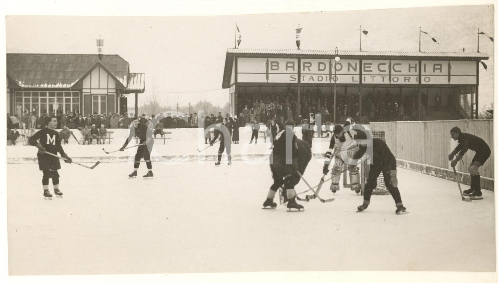 1938 BARDONECCHIA Stadio Littorio - Hockey su ghiaccio MILANO-ROMA *Foto  Fotografia originale d'epoca, con didascalia manoscritta al verso.FOTOGRAFO: Ottolenghi - Torino POOR/danneggiato margini rifilati Formato: 24x14 cm originale e autentica 1
