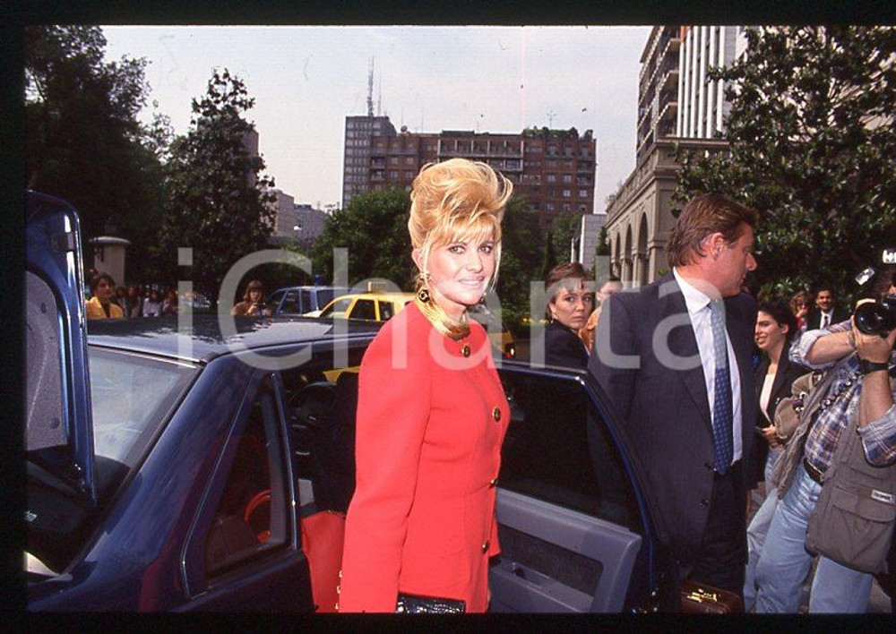 Ivana TRUMP Ritratto dell'imprenditrice 1985 ca - 35mm vintage slide (14) Diapositiva originale, in formato 35 mm.Per i diritti rivolgersi a ICharta.E' severamente vietata la riproduzione. Tutti i diritti sono riservati.ICharta mette in vendita, sul negozio eBay e in esclusiva sul sito "icharta" il proprio archivio composto da numerose diapositive e negativi fotografici d'epoca, tutti originali e autentici, che attraversano la storia del costume tra la fine degli anni Sessanta e Novanta.Si tratta di uno sguardo inedito sull'attualità , la politica, la vita quotidiana, il gossip e la cultura, che fotografa il cambiamento della nazione in quest'ultimo scorcio del XX secolo.Un'occasione unica per il mercato del collezionismo, che vede finalmente disponibile un archivio eccezionale per vastità , tematiche e condizioni, in un settore (il negativo fotografico e la diapositiva) di assoluta novità e dalle interessanti prospettive di investimento. GOOD/buono   originale e autentica 1