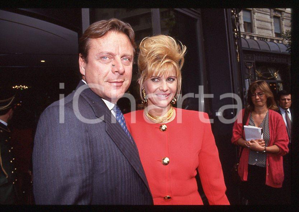 Riccardo MAZZUCCHELLI Ivana TRUMP 1995 ca - 35mm vintage slide (1) Diapositiva originale, in formato 35 mm.Per i diritti rivolgersi a ICharta.E' severamente vietata la riproduzione. Tutti i diritti sono riservati.ICharta mette in vendita, sul negozio eBay e in esclusiva sul sito "icharta" il proprio archivio composto da numerose diapositive e negativi fotografici d'epoca, tutti originali e autentici, che attraversano la storia del costume tra la fine degli anni Sessanta e Novanta.Si tratta di uno sguardo inedito sull'attualità , la politica, la vita quotidiana, il gossip e la cultura, che fotografa il cambiamento della nazione in quest'ultimo scorcio del XX secolo.Un'occasione unica per il mercato del collezionismo, che vede finalmente disponibile un archivio eccezionale per vastità , tematiche e condizioni, in un settore (il negativo fotografico e la diapositiva) di assoluta novità e dalle interessanti prospettive di investimento. GOOD/buono   originale e autentica 1