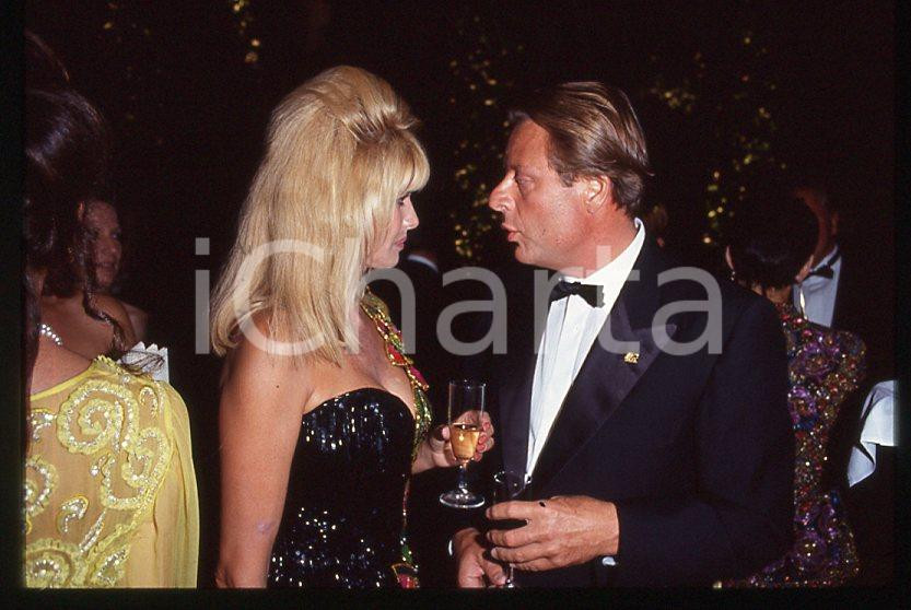 Riccardo MAZZUCCHELLI Ivana TRUMP 1995 ca - 35mm vintage slide (4) Diapositiva originale, in formato 35 mm.Per i diritti rivolgersi a ICharta.E' severamente vietata la riproduzione. Tutti i diritti sono riservati.ICharta mette in vendita, sul negozio eBay e in esclusiva sul sito "icharta" il proprio archivio composto da numerose diapositive e negativi fotografici d'epoca, tutti originali e autentici, che attraversano la storia del costume tra la fine degli anni Sessanta e Novanta.Si tratta di uno sguardo inedito sull'attualità , la politica, la vita quotidiana, il gossip e la cultura, che fotografa il cambiamento della nazione in quest'ultimo scorcio del XX secolo.Un'occasione unica per il mercato del collezionismo, che vede finalmente disponibile un archivio eccezionale per vastità , tematiche e condizioni, in un settore (il negativo fotografico e la diapositiva) di assoluta novità e dalle interessanti prospettive di investimento. GOOD/buono   originale e autentica 1