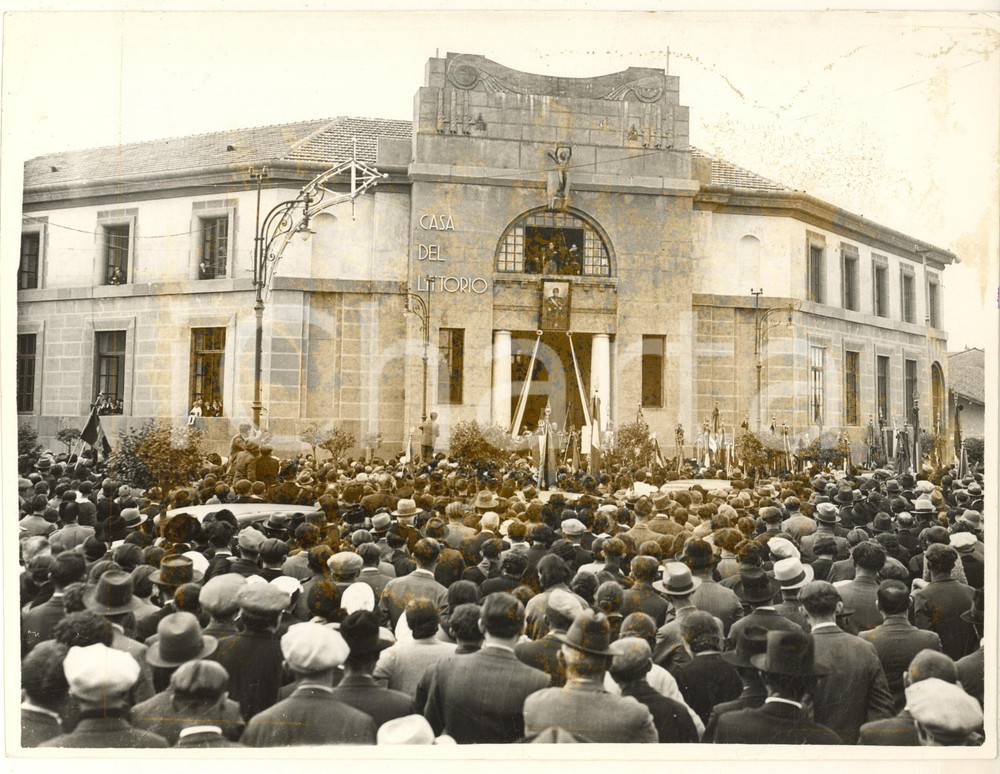 1935 RHO (MI) Achille STARACE inaugura il Palazzo del Littorio *Foto DANNEGGIATA  Fotografia originale d'epoca, con didascalia dattiloscritta al verso. POOR/danneggiato vasto alone; piegatura angolare e marginale; sottile macchia lineare Formato: 24x18 cm originale e autentica 1