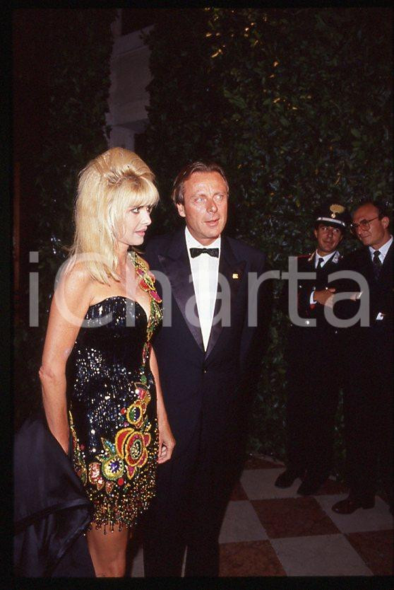 Riccardo MAZZUCCHELLI Ivana TRUMP 1995 ca - 35mm vintage slide (7) Diapositiva originale, in formato 35 mm.Per i diritti rivolgersi a ICharta.E' severamente vietata la riproduzione. Tutti i diritti sono riservati.ICharta mette in vendita, sul negozio eBay e in esclusiva sul sito "icharta" il proprio archivio composto da numerose diapositive e negativi fotografici d'epoca, tutti originali e autentici, che attraversano la storia del costume tra la fine degli anni Sessanta e Novanta.Si tratta di uno sguardo inedito sull'attualità , la politica, la vita quotidiana, il gossip e la cultura, che fotografa il cambiamento della nazione in quest'ultimo scorcio del XX secolo.Un'occasione unica per il mercato del collezionismo, che vede finalmente disponibile un archivio eccezionale per vastità , tematiche e condizioni, in un settore (il negativo fotografico e la diapositiva) di assoluta novità e dalle interessanti prospettive di investimento. GOOD/buono   originale e autentica 1