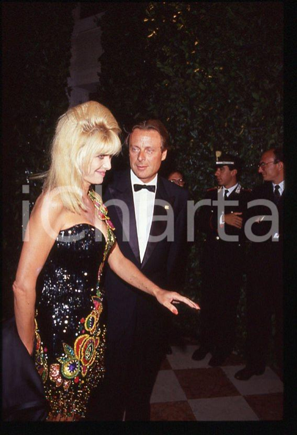 Riccardo MAZZUCCHELLI Ivana TRUMP 1995 ca - 35mm vintage slide (6) Diapositiva originale, in formato 35 mm.Per i diritti rivolgersi a ICharta.E' severamente vietata la riproduzione. Tutti i diritti sono riservati.ICharta mette in vendita, sul negozio eBay e in esclusiva sul sito "icharta" il proprio archivio composto da numerose diapositive e negativi fotografici d'epoca, tutti originali e autentici, che attraversano la storia del costume tra la fine degli anni Sessanta e Novanta.Si tratta di uno sguardo inedito sull'attualità , la politica, la vita quotidiana, il gossip e la cultura, che fotografa il cambiamento della nazione in quest'ultimo scorcio del XX secolo.Un'occasione unica per il mercato del collezionismo, che vede finalmente disponibile un archivio eccezionale per vastità , tematiche e condizioni, in un settore (il negativo fotografico e la diapositiva) di assoluta novità e dalle interessanti prospettive di investimento. GOOD/buono   originale e autentica 1