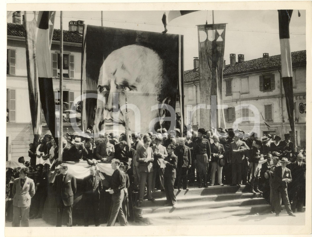 1933 GORGONZOLA Console Erminio BRUSA alla Sagra della Giovinezza - Foto  Fotografia originale d'epoca, con didascalia dattiloscritta al verso.  POOR/danneggiato piegatura verticale e angolare; graffi; margine sinistro rifilato FORMATO: 24x18 cm originale e autentica 1