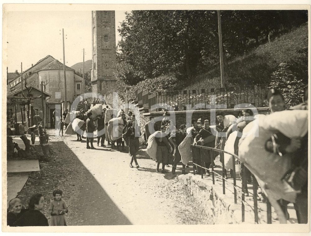 1931 MIAZZINA (VCO) Partenza degli avanguardisti verso il campeggio - Foto 24x18  Fotografia originale d'epoca, con didascalia dattiloscritta al verso. FAIR/discreto minime piegature angolari e lievi sbrecciature Formato: 24x18 cm originale e autentica 1