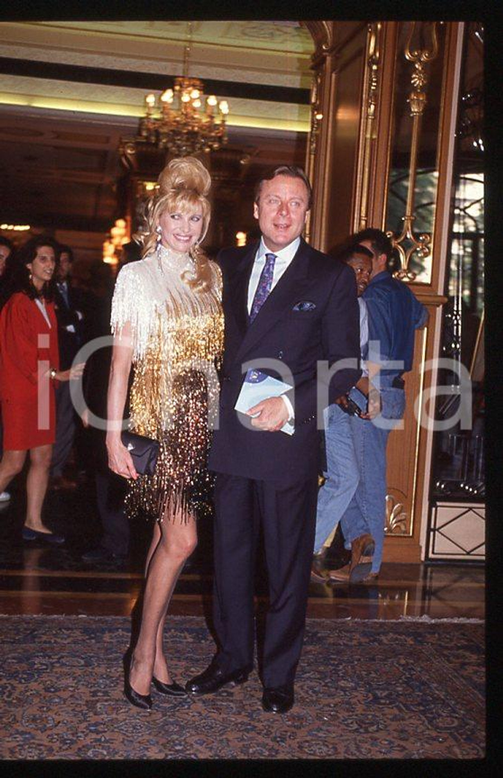 Ivana TRUMP Riccardo MAZZUCCHELLI 1995 ca *35mm vintage slide (1) Diapositiva originale, in formato 35 mm.Per i diritti rivolgersi a ICharta.E' severamente vietata la riproduzione. Tutti i diritti sono riservati.ICharta mette in vendita, sul negozio eBay e in esclusiva sul sito "icharta" il proprio archivio composto da numerose diapositive e negativi fotografici d'epoca, tutti originali e autentici, che attraversano la storia del costume tra la fine degli anni Sessanta e Novanta.Si tratta di uno sguardo inedito sull'attualità , la politica, la vita quotidiana, il gossip e la cultura, che fotografa il cambiamento della nazione in quest'ultimo scorcio del XX secolo.Un'occasione unica per il mercato del collezionismo, che vede finalmente disponibile un archivio eccezionale per vastità , tematiche e condizioni, in un settore (il negativo fotografico e la diapositiva) di assoluta novità e dalle interessanti prospettive di investimento. GOOD/buono   originale e autentica 1