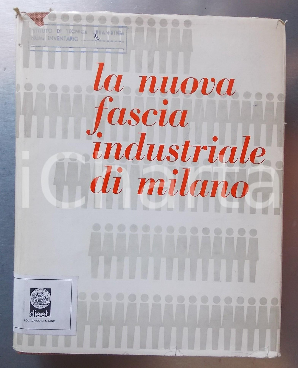 1963 AA. VV. La nuova fascia industriale di Milano *Ed. NUOVA MERCURIO 472 pp.  ATTENZIONE: Il volume reca la segnatura "Gabinetto di Urbanistica - Politecnico di Milano" tuttavia la Società dispone di liberatoria per la commercializzazione e la libera circolazione del volume stesso, trattandosi di parziale dismissione autorizzata di biblioteca.  EDITORE: Casa Editrice Nuova Mercurio - MilanoPAGINE: 472  POOR/danneggiato buone condizioni interne, ma strappi e gualciture alla sovraccoperta Formato: 22x28 cm originale e autentica 1