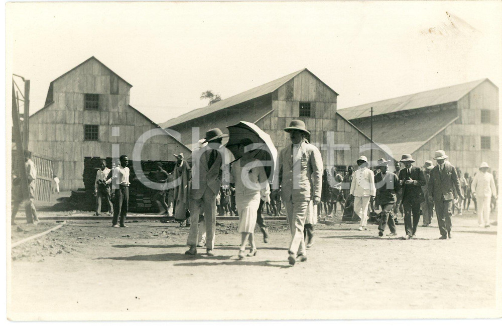 1928 CONGO BELGE Mines KATANGA Roi Albert Ier Reine - Halls stockage ^Photo Fotografia originale d'epoca, scattata durante la visita dei sovrani Alberto I ed Elisabetta del Belgio in Congo.FOTOGRAFO: L&eacute;opold Gabriel - Panda - Katanga GOOD/buono ma lieve macchia Formato: 14x9 cm originale e autentica 1
