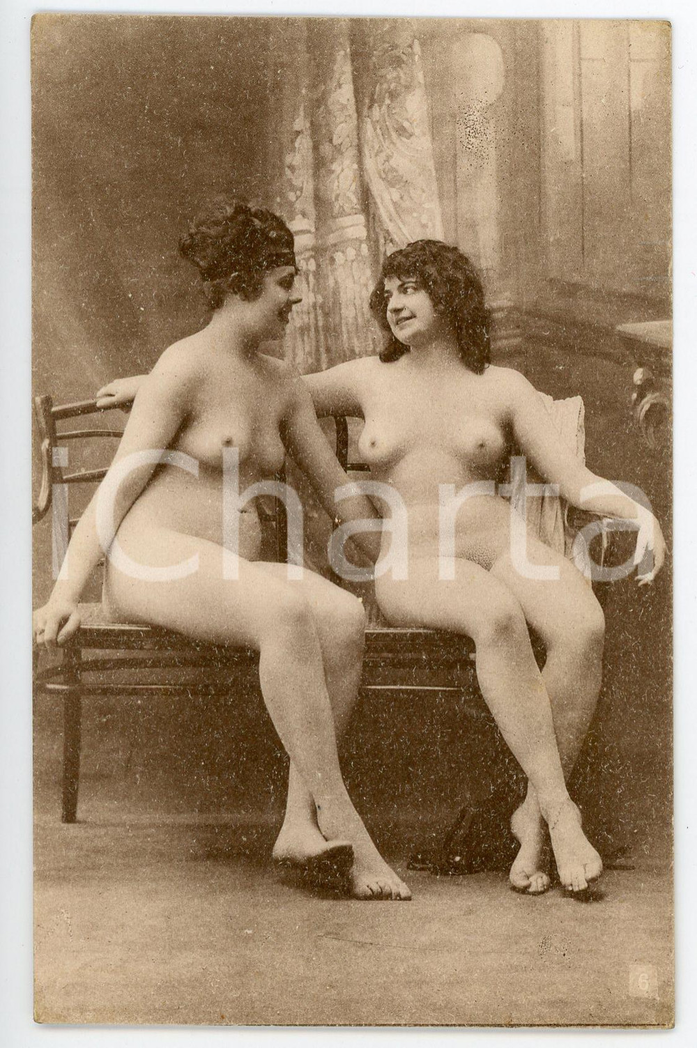1910 ca VINTAGE EROTIC Two nude women chatting on a sofa *Postcard  Cartolina postale d'epoca, non viaggiata.Editore Lagache, Paris FAIR/discreto lievi difetti di stampa e lieve piegatura al lato sinistro Formato: 9x14 cm originale e autentica 1