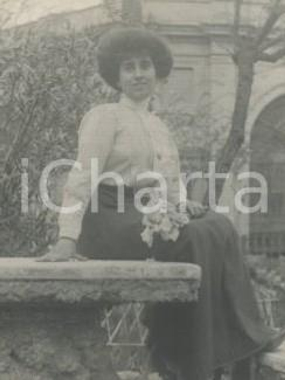 1913 ROMA Margherita LANZARA - Ritratto con fiori *Foto Luigi GREA 7x8 cm Fotografia originale d'epoca.Si tratta di uno scatto realizzato da un fotografo amatoriale, Luigi "Gigi" Grea, funzionario delle ferrovie.Didascalia al recto, autografa del fotografo. GOOD/buono  Formato: 7x8 cm originale e autentica 1