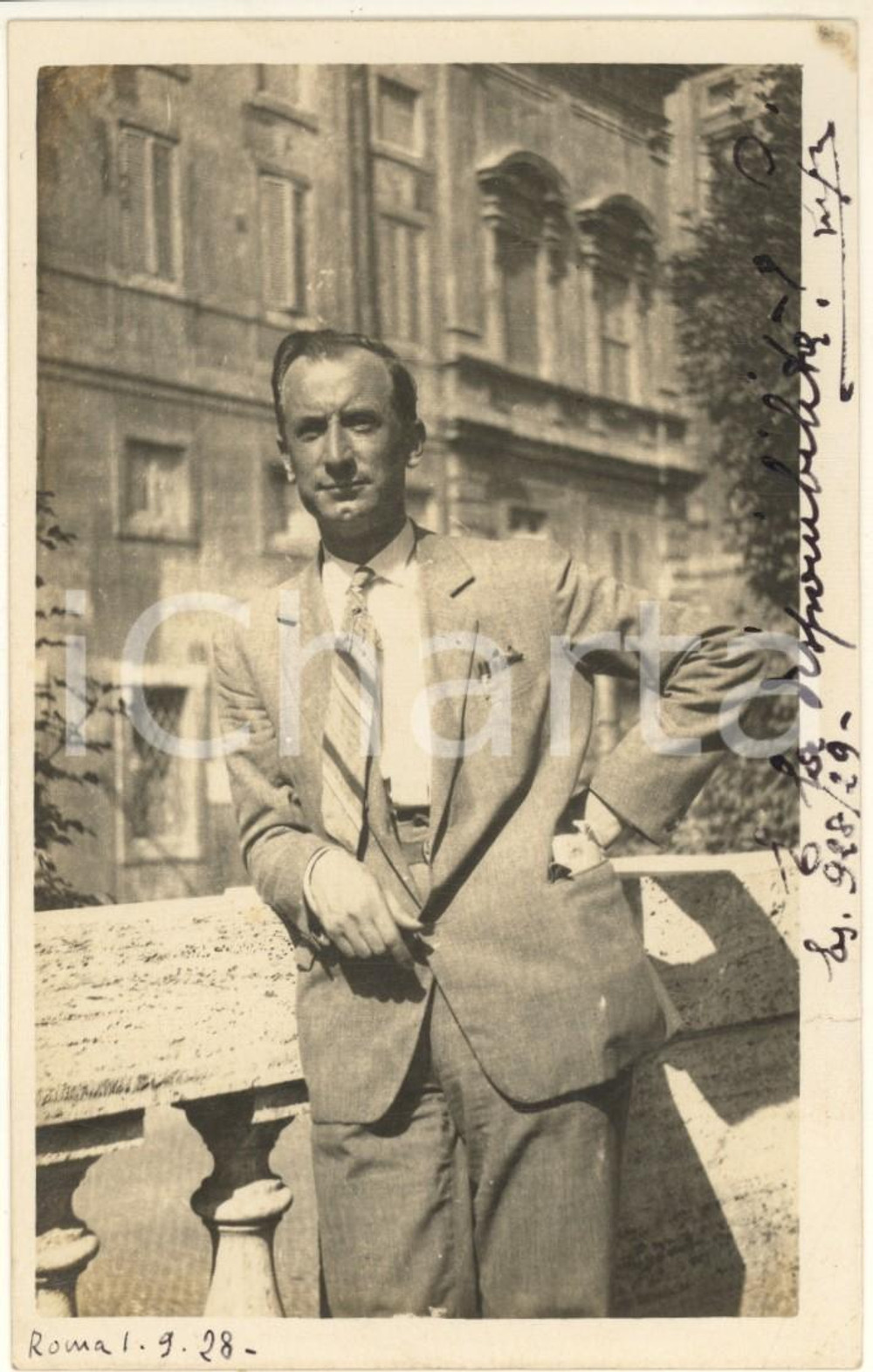 1928 ROMA Luigi GREA - Ritratto di Leopardo Lupi *Fotocartolina ARTISTICA Fotografia originale d'epoca, in formato cartolina postale.Si tratta di uno scatto realizzato da un fotografo amatoriale, Luigi "Gigi" Grea, funzionario delle ferrovie.Dedica autografa del soggetto ritratto, Leopardo Lupi. FAIR/discreto piccolo strappo marginale Formato: 9x14 cm originale e autentica 1
