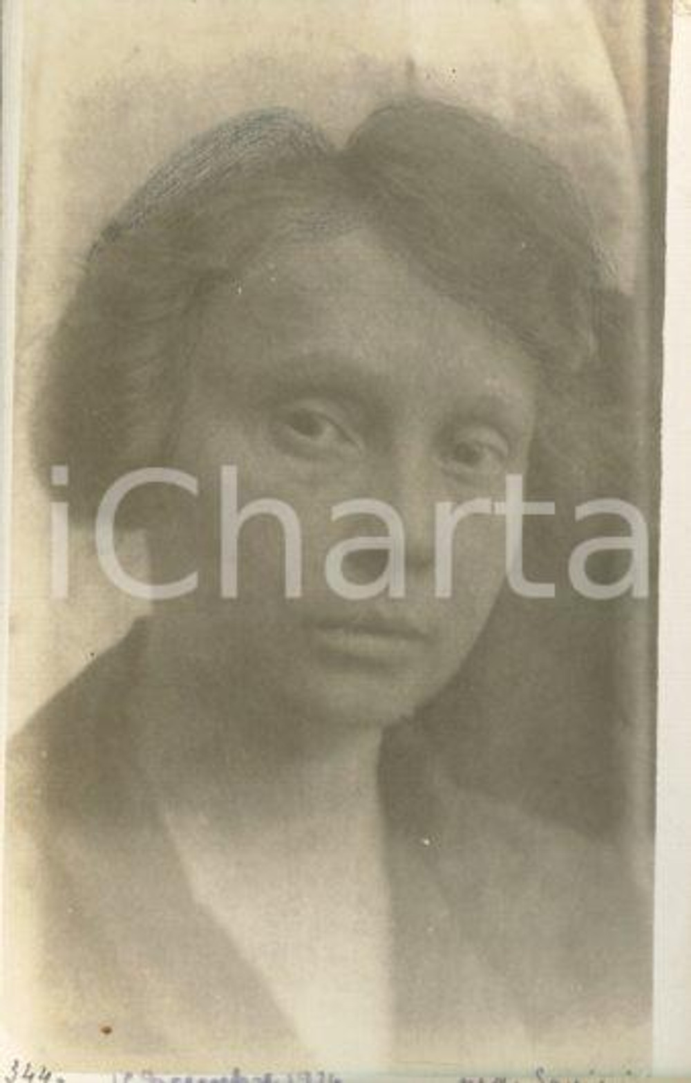 1924 ROMA Ritratto di Anna SAVINI RICCI *Fotocartolina Luigi GREA (2) Fotografia originale d'epoca, in formato cartolina postale.Si tratta di uno scatto realizzato da un fotografo amatoriale, Luigi "Gigi" Grea, funzionario delle ferrovie.Didascalia manoscritta al recto e al verso, autografa del fotografo. GOOD/buono  Formato: 9x14 cm originale e autentica 1