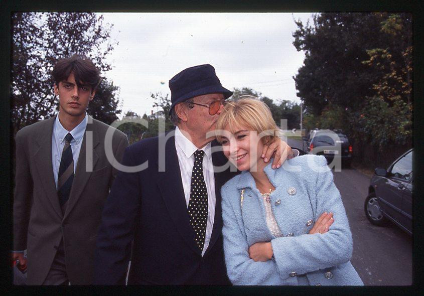 Rachele e Romano MUSSOLINI 1995 ca - 35mm vintage slide (2) Diapositiva originale, in formato 35 mm.Per i diritti rivolgersi a ICharta.E' severamente vietata la riproduzione. Tutti i diritti sono riservati.ICharta mette in vendita, sul negozio eBay e in esclusiva sul sito "icharta" il proprio archivio composto da numerose diapositive e negativi fotografici d'epoca, tutti originali e autentici, che attraversano la storia del costume tra la fine degli anni Sessanta e Novanta.Si tratta di uno sguardo inedito sull'attualità , la politica, la vita quotidiana, il gossip e la cultura, che fotografa il cambiamento della nazione in quest'ultimo scorcio del XX secolo.Un'occasione unica per il mercato del collezionismo, che vede finalmente disponibile un archivio eccezionale per vastità , tematiche e condizioni, in un settore (il negativo fotografico e la diapositiva) di assoluta novità e dalle interessanti prospettive di investimento. GOOD/buono   originale e autentica 1