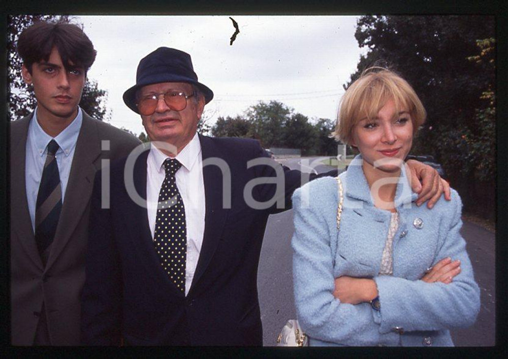 Rachele e Romano MUSSOLINI 1995 ca - 35mm vintage slide (1) Diapositiva originale, in formato 35 mm.Per i diritti rivolgersi a ICharta.E' severamente vietata la riproduzione. Tutti i diritti sono riservati.ICharta mette in vendita, sul negozio eBay e in esclusiva sul sito "icharta" il proprio archivio composto da numerose diapositive e negativi fotografici d'epoca, tutti originali e autentici, che attraversano la storia del costume tra la fine degli anni Sessanta e Novanta.Si tratta di uno sguardo inedito sull'attualità , la politica, la vita quotidiana, il gossip e la cultura, che fotografa il cambiamento della nazione in quest'ultimo scorcio del XX secolo.Un'occasione unica per il mercato del collezionismo, che vede finalmente disponibile un archivio eccezionale per vastità , tematiche e condizioni, in un settore (il negativo fotografico e la diapositiva) di assoluta novità e dalle interessanti prospettive di investimento. GOOD/buono   originale e autentica 1