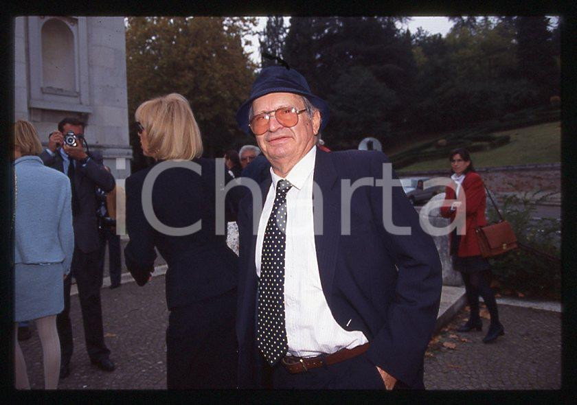 Romano MUSSOLINI Ritratto 1995 ca - 35mm vintage slide (1) Diapositiva originale, in formato 35 mm.Per i diritti rivolgersi a ICharta.E' severamente vietata la riproduzione. Tutti i diritti sono riservati.ICharta mette in vendita, sul negozio eBay e in esclusiva sul sito "icharta" il proprio archivio composto da numerose diapositive e negativi fotografici d'epoca, tutti originali e autentici, che attraversano la storia del costume tra la fine degli anni Sessanta e Novanta.Si tratta di uno sguardo inedito sull'attualità , la politica, la vita quotidiana, il gossip e la cultura, che fotografa il cambiamento della nazione in quest'ultimo scorcio del XX secolo.Un'occasione unica per il mercato del collezionismo, che vede finalmente disponibile un archivio eccezionale per vastità , tematiche e condizioni, in un settore (il negativo fotografico e la diapositiva) di assoluta novità e dalle interessanti prospettive di investimento. GOOD/buono   originale e autentica 1