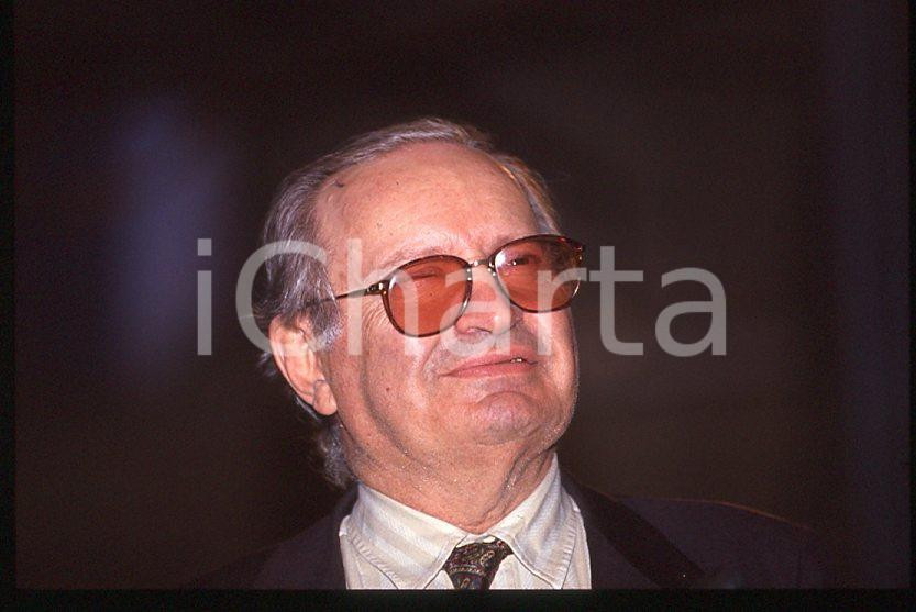 Romano MUSSOLINI Ritratto 1995 ca - 35mm vintage slide (6) Diapositiva originale, in formato 35 mm.Per i diritti rivolgersi a ICharta.E' severamente vietata la riproduzione. Tutti i diritti sono riservati.ICharta mette in vendita, sul negozio eBay e in esclusiva sul sito "icharta" il proprio archivio composto da numerose diapositive e negativi fotografici d'epoca, tutti originali e autentici, che attraversano la storia del costume tra la fine degli anni Sessanta e Novanta.Si tratta di uno sguardo inedito sull'attualità , la politica, la vita quotidiana, il gossip e la cultura, che fotografa il cambiamento della nazione in quest'ultimo scorcio del XX secolo.Un'occasione unica per il mercato del collezionismo, che vede finalmente disponibile un archivio eccezionale per vastità , tematiche e condizioni, in un settore (il negativo fotografico e la diapositiva) di assoluta novità e dalle interessanti prospettive di investimento. GOOD/buono   originale e autentica 1