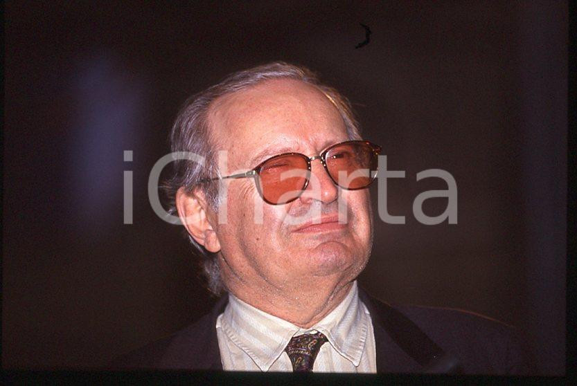 Romano MUSSOLINI Ritratto 1995 ca - 35mm vintage slide (5) Diapositiva originale, in formato 35 mm.Per i diritti rivolgersi a ICharta.E' severamente vietata la riproduzione. Tutti i diritti sono riservati.ICharta mette in vendita, sul negozio eBay e in esclusiva sul sito "icharta" il proprio archivio composto da numerose diapositive e negativi fotografici d'epoca, tutti originali e autentici, che attraversano la storia del costume tra la fine degli anni Sessanta e Novanta.Si tratta di uno sguardo inedito sull'attualità , la politica, la vita quotidiana, il gossip e la cultura, che fotografa il cambiamento della nazione in quest'ultimo scorcio del XX secolo.Un'occasione unica per il mercato del collezionismo, che vede finalmente disponibile un archivio eccezionale per vastità , tematiche e condizioni, in un settore (il negativo fotografico e la diapositiva) di assoluta novità e dalle interessanti prospettive di investimento. GOOD/buono   originale e autentica 1