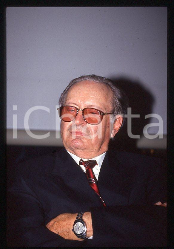 Romano MUSSOLINI Ritratto 1995 ca - 35mm vintage slide (8) Diapositiva originale, in formato 35 mm.Per i diritti rivolgersi a ICharta.E' severamente vietata la riproduzione. Tutti i diritti sono riservati.ICharta mette in vendita, sul negozio eBay e in esclusiva sul sito "icharta" il proprio archivio composto da numerose diapositive e negativi fotografici d'epoca, tutti originali e autentici, che attraversano la storia del costume tra la fine degli anni Sessanta e Novanta.Si tratta di uno sguardo inedito sull'attualità , la politica, la vita quotidiana, il gossip e la cultura, che fotografa il cambiamento della nazione in quest'ultimo scorcio del XX secolo.Un'occasione unica per il mercato del collezionismo, che vede finalmente disponibile un archivio eccezionale per vastità , tematiche e condizioni, in un settore (il negativo fotografico e la diapositiva) di assoluta novità e dalle interessanti prospettive di investimento. GOOD/buono   originale e autentica 1