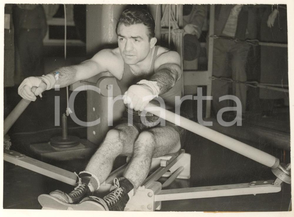 1939 BERLIN BOXE Saverio TURIELLO si allena per il match con Gustav EDER *Foto  Fotografia originale d'epoca, con didascalia dattiloscritta al verso. POOR/danneggiato piegature al lato destro; piccolo residuo cartaceo al centro Formato: 20x15 cm originale e autentica 1