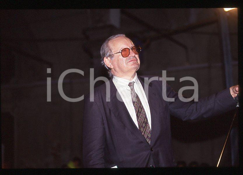 Romano MUSSOLINI Ritratto 1995 ca - 35mm vintage slide (10) Diapositiva originale, in formato 35 mm.Per i diritti rivolgersi a ICharta.E' severamente vietata la riproduzione. Tutti i diritti sono riservati.ICharta mette in vendita, sul negozio eBay e in esclusiva sul sito "icharta" il proprio archivio composto da numerose diapositive e negativi fotografici d'epoca, tutti originali e autentici, che attraversano la storia del costume tra la fine degli anni Sessanta e Novanta.Si tratta di uno sguardo inedito sull'attualità , la politica, la vita quotidiana, il gossip e la cultura, che fotografa il cambiamento della nazione in quest'ultimo scorcio del XX secolo.Un'occasione unica per il mercato del collezionismo, che vede finalmente disponibile un archivio eccezionale per vastità , tematiche e condizioni, in un settore (il negativo fotografico e la diapositiva) di assoluta novità e dalle interessanti prospettive di investimento. GOOD/buono   originale e autentica 1