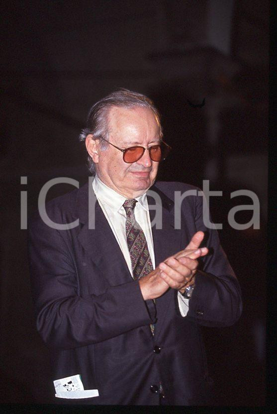 Romano MUSSOLINI Ritratto 1995 ca - 35mm vintage slide (9) Diapositiva originale, in formato 35 mm.Per i diritti rivolgersi a ICharta.E' severamente vietata la riproduzione. Tutti i diritti sono riservati.ICharta mette in vendita, sul negozio eBay e in esclusiva sul sito "icharta" il proprio archivio composto da numerose diapositive e negativi fotografici d'epoca, tutti originali e autentici, che attraversano la storia del costume tra la fine degli anni Sessanta e Novanta.Si tratta di uno sguardo inedito sull'attualità , la politica, la vita quotidiana, il gossip e la cultura, che fotografa il cambiamento della nazione in quest'ultimo scorcio del XX secolo.Un'occasione unica per il mercato del collezionismo, che vede finalmente disponibile un archivio eccezionale per vastità , tematiche e condizioni, in un settore (il negativo fotografico e la diapositiva) di assoluta novità e dalle interessanti prospettive di investimento. GOOD/buono   originale e autentica 1