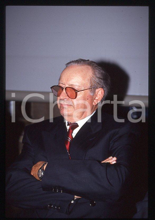 Romano MUSSOLINI Ritratto 1995 ca - 35mm vintage slide (13) Diapositiva originale, in formato 35 mm.Per i diritti rivolgersi a ICharta.E' severamente vietata la riproduzione. Tutti i diritti sono riservati.ICharta mette in vendita, sul negozio eBay e in esclusiva sul sito "icharta" il proprio archivio composto da numerose diapositive e negativi fotografici d'epoca, tutti originali e autentici, che attraversano la storia del costume tra la fine degli anni Sessanta e Novanta.Si tratta di uno sguardo inedito sull'attualità , la politica, la vita quotidiana, il gossip e la cultura, che fotografa il cambiamento della nazione in quest'ultimo scorcio del XX secolo.Un'occasione unica per il mercato del collezionismo, che vede finalmente disponibile un archivio eccezionale per vastità , tematiche e condizioni, in un settore (il negativo fotografico e la diapositiva) di assoluta novità e dalle interessanti prospettive di investimento. GOOD/buono   originale e autentica 1