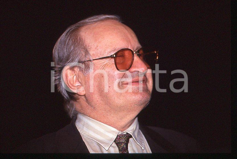 Romano MUSSOLINI Ritratto 1995 ca - 35mm vintage slide (12) Diapositiva originale, in formato 35 mm.Per i diritti rivolgersi a ICharta.E' severamente vietata la riproduzione. Tutti i diritti sono riservati.ICharta mette in vendita, sul negozio eBay e in esclusiva sul sito "icharta" il proprio archivio composto da numerose diapositive e negativi fotografici d'epoca, tutti originali e autentici, che attraversano la storia del costume tra la fine degli anni Sessanta e Novanta.Si tratta di uno sguardo inedito sull'attualità , la politica, la vita quotidiana, il gossip e la cultura, che fotografa il cambiamento della nazione in quest'ultimo scorcio del XX secolo.Un'occasione unica per il mercato del collezionismo, che vede finalmente disponibile un archivio eccezionale per vastità , tematiche e condizioni, in un settore (il negativo fotografico e la diapositiva) di assoluta novità e dalle interessanti prospettive di investimento. GOOD/buono   originale e autentica 1