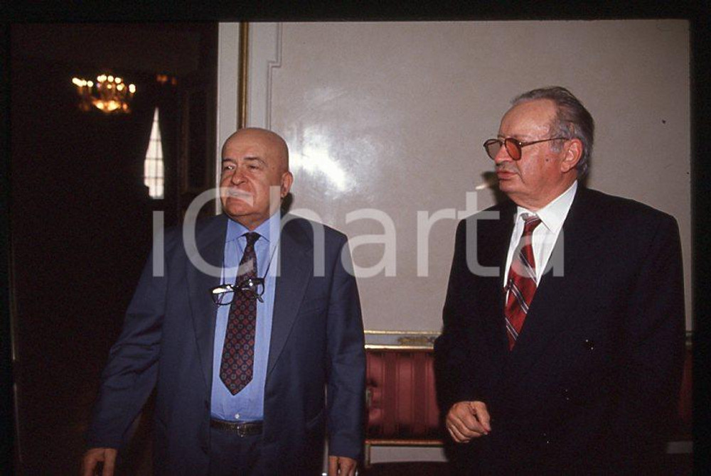 MSI Romano MUSSOLINI Giorgio PISANÒ 1995 ca - 35mm vintage slide (1) Diapositiva originale, in formato 35 mm.Per i diritti rivolgersi a ICharta.E' severamente vietata la riproduzione. Tutti i diritti sono riservati.ICharta mette in vendita, sul negozio eBay e in esclusiva sul sito "icharta" il proprio archivio composto da numerose diapositive e negativi fotografici d'epoca, tutti originali e autentici, che attraversano la storia del costume tra la fine degli anni Sessanta e Novanta.Si tratta di uno sguardo inedito sull'attualità , la politica, la vita quotidiana, il gossip e la cultura, che fotografa il cambiamento della nazione in quest'ultimo scorcio del XX secolo.Un'occasione unica per il mercato del collezionismo, che vede finalmente disponibile un archivio eccezionale per vastità , tematiche e condizioni, in un settore (il negativo fotografico e la diapositiva) di assoluta novità e dalle interessanti prospettive di investimento. GOOD/buono   originale e autentica 1