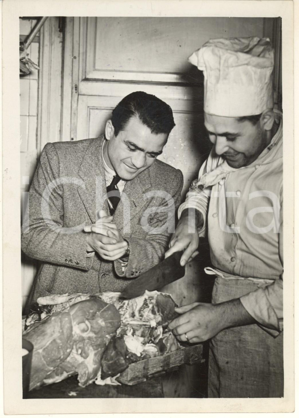 1938 MILANO BOXE Pugile Saverio TURIELLO in macelleria *Foto 13x18 cm  Fotografia originale d'epoca, con didascalia dattiloscritta e timbro datario al verso. FAIR/discreto lievi piegature e macchie in trasparenza Formato: 13x18 cm originale e autentica 1