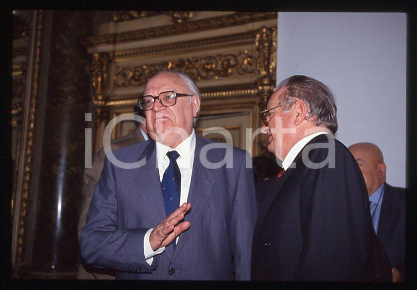 Romano MUSSOLINI Fulvio BELLINI 1995 ca - 35mm vintage slide (2) Diapositiva originale, in formato 35 mm.Per i diritti rivolgersi a ICharta.E' severamente vietata la riproduzione. Tutti i diritti sono riservati.ICharta mette in vendita, sul negozio eBay e in esclusiva sul sito "icharta" il proprio archivio composto da numerose diapositive e negativi fotografici d'epoca, tutti originali e autentici, che attraversano la storia del costume tra la fine degli anni Sessanta e Novanta.Si tratta di uno sguardo inedito sull'attualità , la politica, la vita quotidiana, il gossip e la cultura, che fotografa il cambiamento della nazione in quest'ultimo scorcio del XX secolo.Un'occasione unica per il mercato del collezionismo, che vede finalmente disponibile un archivio eccezionale per vastità , tematiche e condizioni, in un settore (il negativo fotografico e la diapositiva) di assoluta novità e dalle interessanti prospettive di investimento. GOOD/buono   originale e autentica 1