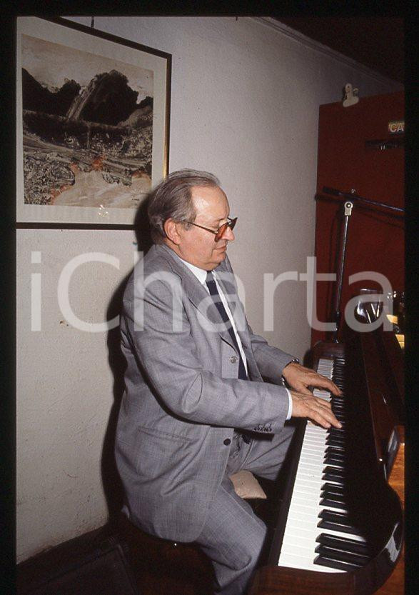 JAZZ Romano MUSSOLINI al pianoforte 1990 ca - 35mm vintage slide (2) Diapositiva originale, in formato 35 mm.Per i diritti rivolgersi a ICharta.E' severamente vietata la riproduzione. Tutti i diritti sono riservati.ICharta mette in vendita, sul negozio eBay e in esclusiva sul sito "icharta" il proprio archivio composto da numerose diapositive e negativi fotografici d'epoca, tutti originali e autentici, che attraversano la storia del costume tra la fine degli anni Sessanta e Novanta.Si tratta di uno sguardo inedito sull'attualità , la politica, la vita quotidiana, il gossip e la cultura, che fotografa il cambiamento della nazione in quest'ultimo scorcio del XX secolo.Un'occasione unica per il mercato del collezionismo, che vede finalmente disponibile un archivio eccezionale per vastità , tematiche e condizioni, in un settore (il negativo fotografico e la diapositiva) di assoluta novità e dalle interessanti prospettive di investimento. GOOD/buono   originale e autentica 1