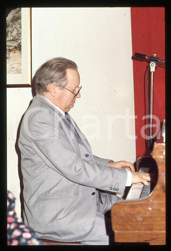 JAZZ Romano MUSSOLINI al pianoforte 1990 ca - 35mm vintage slide (1) Diapositiva originale, in formato 35 mm.Per i diritti rivolgersi a ICharta.E' severamente vietata la riproduzione. Tutti i diritti sono riservati.ICharta mette in vendita, sul negozio eBay e in esclusiva sul sito "icharta" il proprio archivio composto da numerose diapositive e negativi fotografici d'epoca, tutti originali e autentici, che attraversano la storia del costume tra la fine degli anni Sessanta e Novanta.Si tratta di uno sguardo inedito sull'attualità , la politica, la vita quotidiana, il gossip e la cultura, che fotografa il cambiamento della nazione in quest'ultimo scorcio del XX secolo.Un'occasione unica per il mercato del collezionismo, che vede finalmente disponibile un archivio eccezionale per vastità , tematiche e condizioni, in un settore (il negativo fotografico e la diapositiva) di assoluta novità e dalle interessanti prospettive di investimento. GOOD/buono   originale e autentica 1