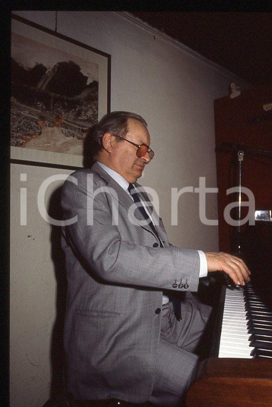 JAZZ Romano MUSSOLINI al pianoforte 1990 ca - 35mm vintage slide (5) Diapositiva originale, in formato 35 mm.Per i diritti rivolgersi a ICharta.E' severamente vietata la riproduzione. Tutti i diritti sono riservati.ICharta mette in vendita, sul negozio eBay e in esclusiva sul sito "icharta" il proprio archivio composto da numerose diapositive e negativi fotografici d'epoca, tutti originali e autentici, che attraversano la storia del costume tra la fine degli anni Sessanta e Novanta.Si tratta di uno sguardo inedito sull'attualità , la politica, la vita quotidiana, il gossip e la cultura, che fotografa il cambiamento della nazione in quest'ultimo scorcio del XX secolo.Un'occasione unica per il mercato del collezionismo, che vede finalmente disponibile un archivio eccezionale per vastità , tematiche e condizioni, in un settore (il negativo fotografico e la diapositiva) di assoluta novità e dalle interessanti prospettive di investimento. GOOD/buono   originale e autentica 1