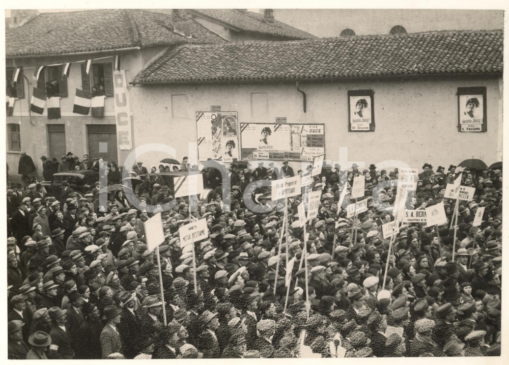 1935 FASCISMO NERVIANO (MI) Visita del Federale - Folla in attesa *Foto  Fotografia originale d'epoca, con didascalia dattiloscritta e timbro datario al verso. VERY POOR/gravemente danneggiato evidente difetto di stampa al lato inferiore; margini rifilati Formato: 22x16 cm originale e autentica 1