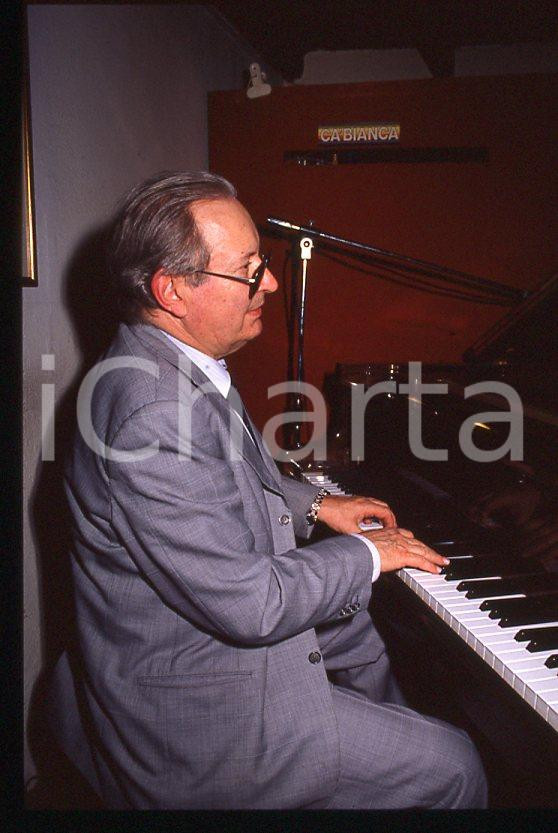 JAZZ Romano MUSSOLINI al pianoforte 1990 ca - 35mm vintage slide (8) Diapositiva originale, in formato 35 mm.Per i diritti rivolgersi a ICharta.E' severamente vietata la riproduzione. Tutti i diritti sono riservati.ICharta mette in vendita, sul negozio eBay e in esclusiva sul sito "icharta" il proprio archivio composto da numerose diapositive e negativi fotografici d'epoca, tutti originali e autentici, che attraversano la storia del costume tra la fine degli anni Sessanta e Novanta.Si tratta di uno sguardo inedito sull'attualità , la politica, la vita quotidiana, il gossip e la cultura, che fotografa il cambiamento della nazione in quest'ultimo scorcio del XX secolo.Un'occasione unica per il mercato del collezionismo, che vede finalmente disponibile un archivio eccezionale per vastità , tematiche e condizioni, in un settore (il negativo fotografico e la diapositiva) di assoluta novità e dalle interessanti prospettive di investimento. GOOD/buono   originale e autentica 1