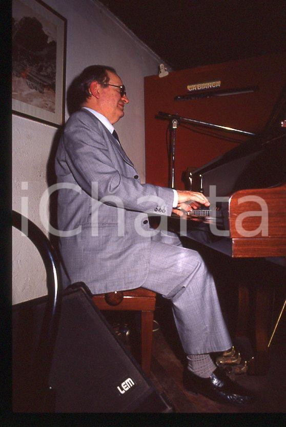 JAZZ Romano MUSSOLINI al pianoforte 1990 ca - 35mm vintage slide (7) Diapositiva originale, in formato 35 mm.Per i diritti rivolgersi a ICharta.E' severamente vietata la riproduzione. Tutti i diritti sono riservati.ICharta mette in vendita, sul negozio eBay e in esclusiva sul sito "icharta" il proprio archivio composto da numerose diapositive e negativi fotografici d'epoca, tutti originali e autentici, che attraversano la storia del costume tra la fine degli anni Sessanta e Novanta.Si tratta di uno sguardo inedito sull'attualità , la politica, la vita quotidiana, il gossip e la cultura, che fotografa il cambiamento della nazione in quest'ultimo scorcio del XX secolo.Un'occasione unica per il mercato del collezionismo, che vede finalmente disponibile un archivio eccezionale per vastità , tematiche e condizioni, in un settore (il negativo fotografico e la diapositiva) di assoluta novità e dalle interessanti prospettive di investimento. GOOD/buono   originale e autentica 1