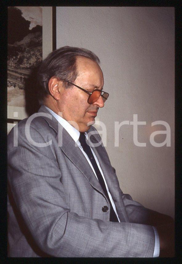 JAZZ Romano MUSSOLINI al pianoforte 1990 ca - 35mm vintage slide (9) Diapositiva originale, in formato 35 mm.Per i diritti rivolgersi a ICharta.E' severamente vietata la riproduzione. Tutti i diritti sono riservati.ICharta mette in vendita, sul negozio eBay e in esclusiva sul sito "icharta" il proprio archivio composto da numerose diapositive e negativi fotografici d'epoca, tutti originali e autentici, che attraversano la storia del costume tra la fine degli anni Sessanta e Novanta.Si tratta di uno sguardo inedito sull'attualità , la politica, la vita quotidiana, il gossip e la cultura, che fotografa il cambiamento della nazione in quest'ultimo scorcio del XX secolo.Un'occasione unica per il mercato del collezionismo, che vede finalmente disponibile un archivio eccezionale per vastità , tematiche e condizioni, in un settore (il negativo fotografico e la diapositiva) di assoluta novità e dalle interessanti prospettive di investimento. GOOD/buono   originale e autentica 1