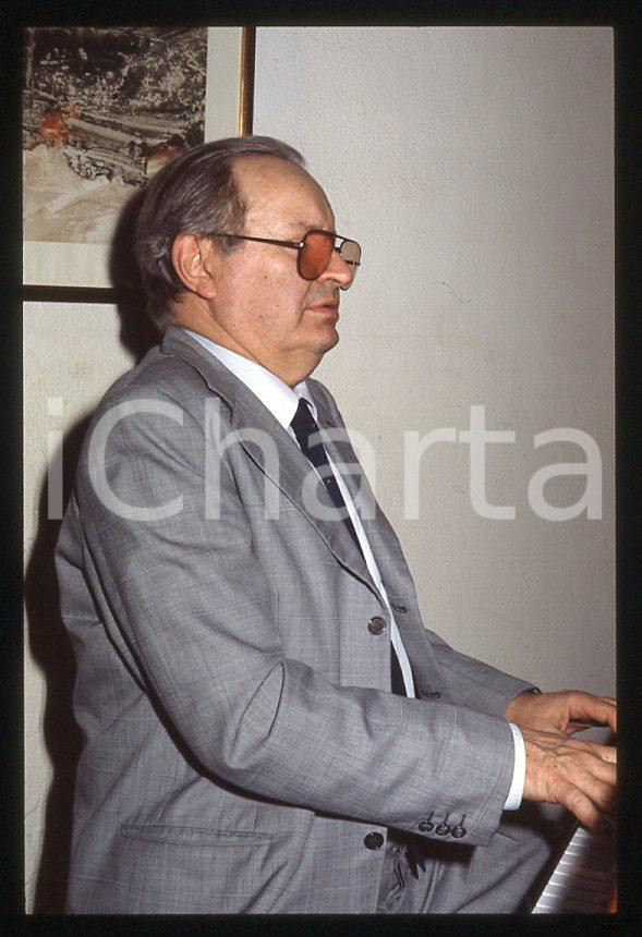 JAZZ Romano MUSSOLINI al pianoforte 1990 ca - 35mm vintage slide (11) Diapositiva originale, in formato 35 mm.Per i diritti rivolgersi a ICharta.E' severamente vietata la riproduzione. Tutti i diritti sono riservati.ICharta mette in vendita, sul negozio eBay e in esclusiva sul sito "icharta" il proprio archivio composto da numerose diapositive e negativi fotografici d'epoca, tutti originali e autentici, che attraversano la storia del costume tra la fine degli anni Sessanta e Novanta.Si tratta di uno sguardo inedito sull'attualità , la politica, la vita quotidiana, il gossip e la cultura, che fotografa il cambiamento della nazione in quest'ultimo scorcio del XX secolo.Un'occasione unica per il mercato del collezionismo, che vede finalmente disponibile un archivio eccezionale per vastità , tematiche e condizioni, in un settore (il negativo fotografico e la diapositiva) di assoluta novità e dalle interessanti prospettive di investimento. GOOD/buono   originale e autentica 1