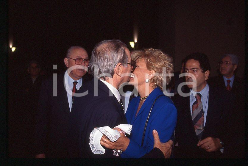 Romano MUSSOLINI Maria SCICOLONE 1995 ca - 35mm vintage slide (1) Diapositiva originale, in formato 35 mm.Per i diritti rivolgersi a ICharta.E' severamente vietata la riproduzione. Tutti i diritti sono riservati.ICharta mette in vendita, sul negozio eBay e in esclusiva sul sito "icharta" il proprio archivio composto da numerose diapositive e negativi fotografici d'epoca, tutti originali e autentici, che attraversano la storia del costume tra la fine degli anni Sessanta e Novanta.Si tratta di uno sguardo inedito sull'attualità , la politica, la vita quotidiana, il gossip e la cultura, che fotografa il cambiamento della nazione in quest'ultimo scorcio del XX secolo.Un'occasione unica per il mercato del collezionismo, che vede finalmente disponibile un archivio eccezionale per vastità , tematiche e condizioni, in un settore (il negativo fotografico e la diapositiva) di assoluta novità e dalle interessanti prospettive di investimento. GOOD/buono   originale e autentica 1