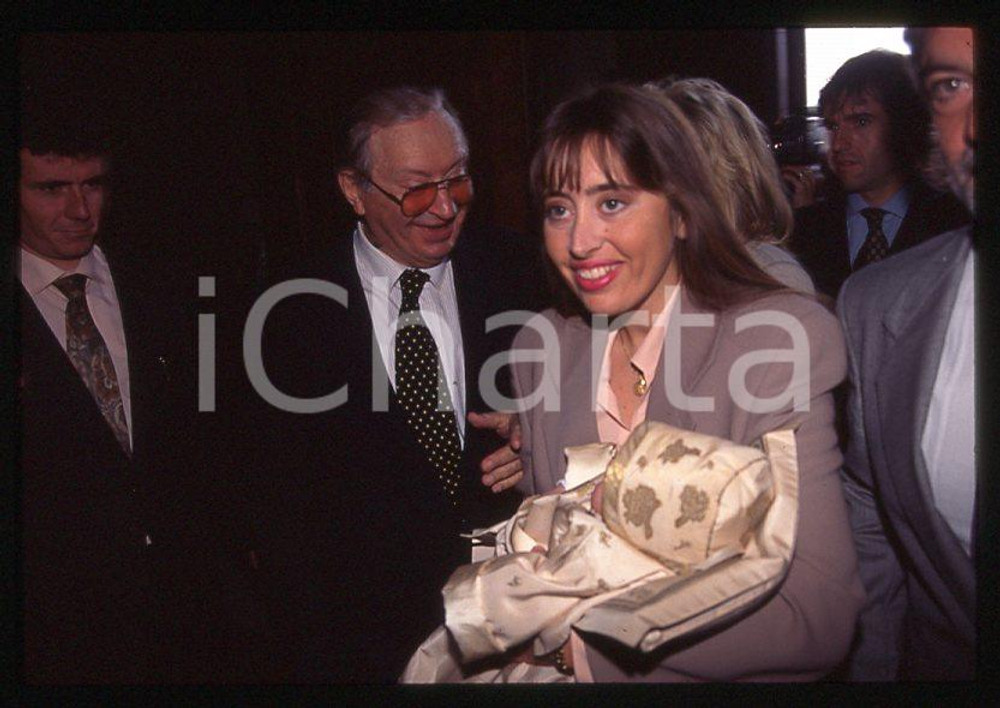 Romano ed Elisabetta MUSSOLINI Battesimo Marco SANTOBONI 1998 35mm vintage slide Diapositiva originale, in formato 35 mm.Per i diritti rivolgersi a ICharta.E' severamente vietata la riproduzione. Tutti i diritti sono riservati.ICharta mette in vendita, sul negozio eBay e in esclusiva sul sito "icharta" il proprio archivio composto da numerose diapositive e negativi fotografici d'epoca, tutti originali e autentici, che attraversano la storia del costume tra la fine degli anni Sessanta e Novanta.Si tratta di uno sguardo inedito sull'attualità , la politica, la vita quotidiana, il gossip e la cultura, che fotografa il cambiamento della nazione in quest'ultimo scorcio del XX secolo.Un'occasione unica per il mercato del collezionismo, che vede finalmente disponibile un archivio eccezionale per vastità , tematiche e condizioni, in un settore (il negativo fotografico e la diapositiva) di assoluta novità e dalle interessanti prospettive di investimento. CONDIZIONI:GOOD/buono originale e autentica 1